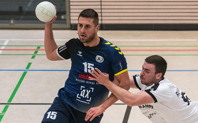 Sven Vennebusch (am Ball) sorgte in der Schlussphase für den nötigen Druck aus dem Rückraum. GB-Foto (Archiv): Schmidt