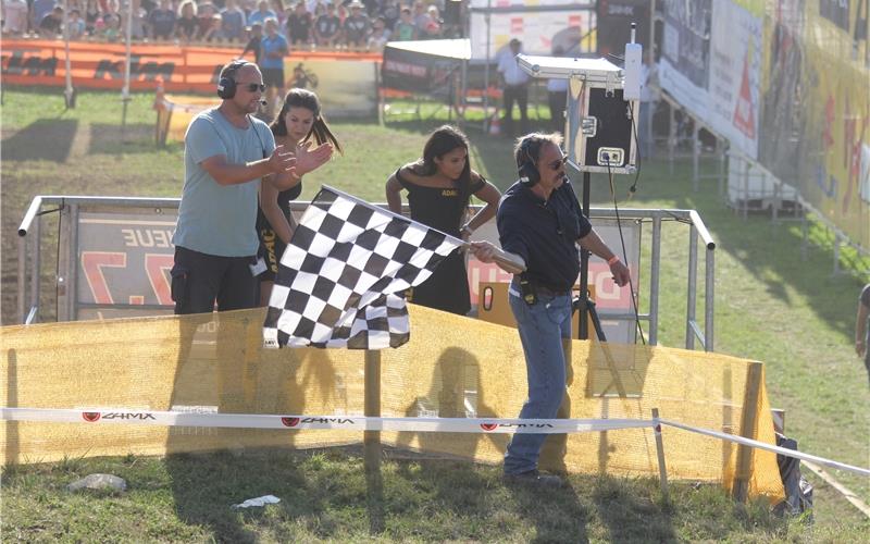 „So eine Veranstaltung ist ein Höllenritt“ Swen Blümer schwenkt beim Finale des ADAC MX Masters in Holzgerlingen zum letzten Mal die Zielflagge GB-Foto: Oberdorfer