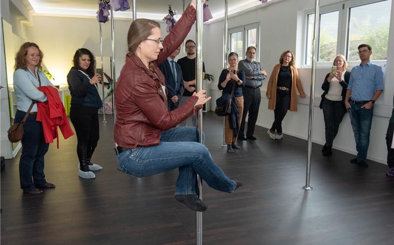 Sybille Nehring zeigt ihren Gästen bei der Übergabe des Preises, wie man sich an einer Pole-Stange bewegt. GB-Foto: Vecsey