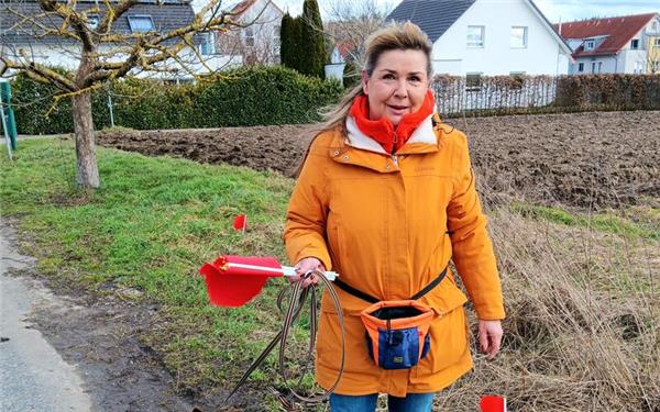 Sylvia Notter mit ihrem Hund Amy auf besonderer Mission. GB-Foto
