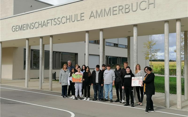 Hilfe beim Einstieg in den Beruf Symbolische Scheckübergabe vor der GemeinschaftsschuleGB-Foto: gb