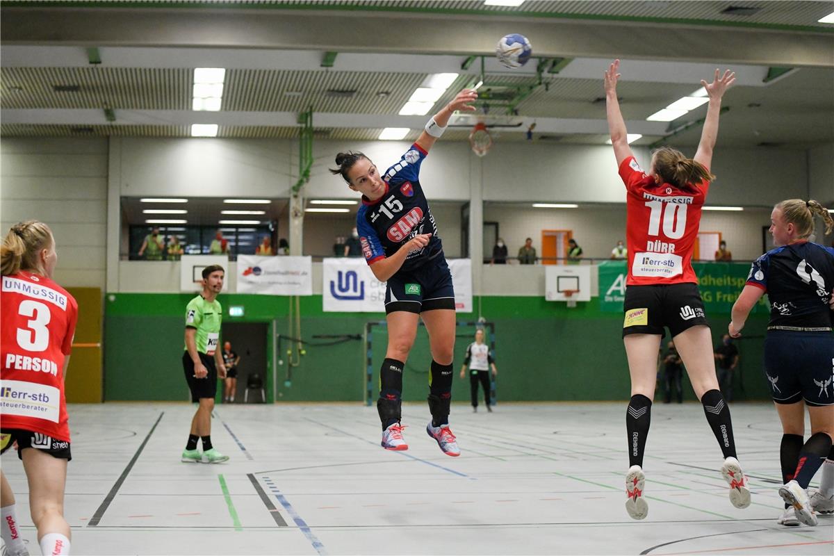 Szimonetta Gera (SG H2KU Herrenberg) wirft ein Tor, HSG Freiburg Red Sparrows vs...