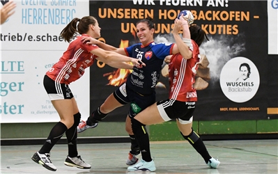 Szimonetta Toepelt-Gera (#15, SG H2KU Herrenberg) setzt sich gegen Jenny Choinowski (#27, BSV Sachsen Zwickau) und Simona Stojkovska (#23, BSV Sachsen Zwickau) durch, SG H2KU Herrenberg vs. BSV Sachsen Zwickau, 2. Handball Bundesliga Frauen, 3. Spieltag, Saison 19/20, 121.09.2019, Foto: F. Schust / Eibner