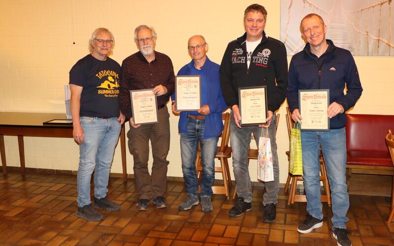 TGV-Vorsitzender Martin Gesk (von links) zeichnete die langjährigen Mitglieder Jürgen Kunze, Jürgen Weimer, Lutz Bühler und Ralph Schöttke aus. GB-Foto: Kunze
