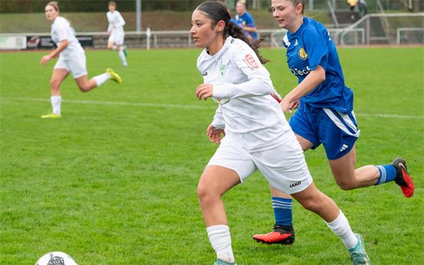 Taara Golparvari (am Ball) und der VfL Herrenberg machten nur in der Anfangsphase Druck. GB-Foto: Vecsey