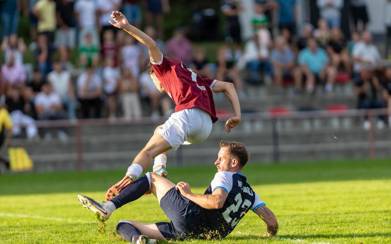 Tadej Anusic erzielt das 1:0 für Bettringen, Max Brendle (unten) kommt mit seiner Grätsche zu spät, gegen Ende schied der VfL-Co-Trainer verletzt aus. GB-Foto: Eibner/Pless