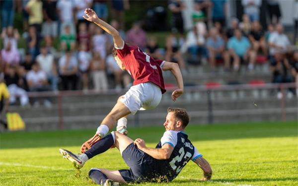 Tadej Anusic erzielt das 1:0 für Bettringen, Max Brendle (unten) kommt mit seiner Grätsche zu spät, gegen Ende schied der VfL-Co-Trainer verletzt aus. GB-Foto: Eibner/Pless