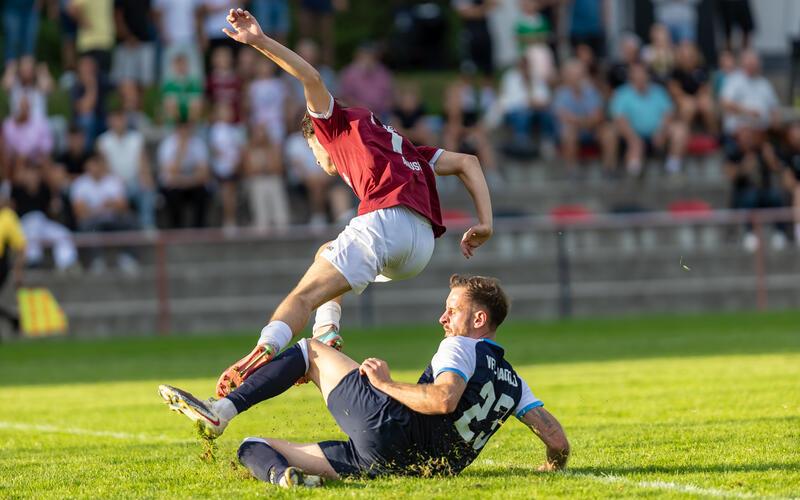 Tadej Anusic erzielt das 1:0 für Bettringen, Max Brendle (unten) kommt mit seiner Grätsche zu spät, gegen Ende schied der VfL-Co-Trainer verletzt aus. GB-Foto: Eibner/Pless