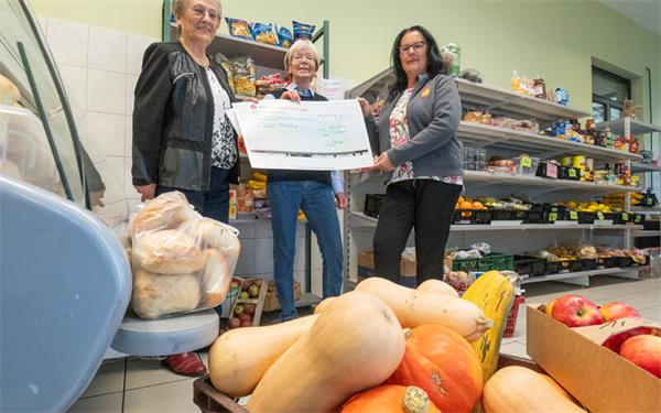 Tafelladen bekommt 2363-Euro-Spende vom Hausfrauenbund