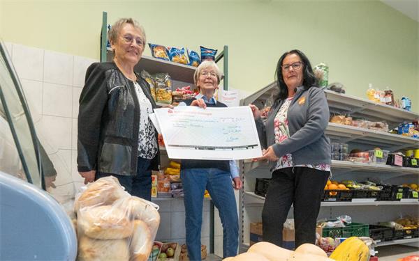 Tafelladen bekommt 2363-Euro-Spende vom Hausfrauenbund