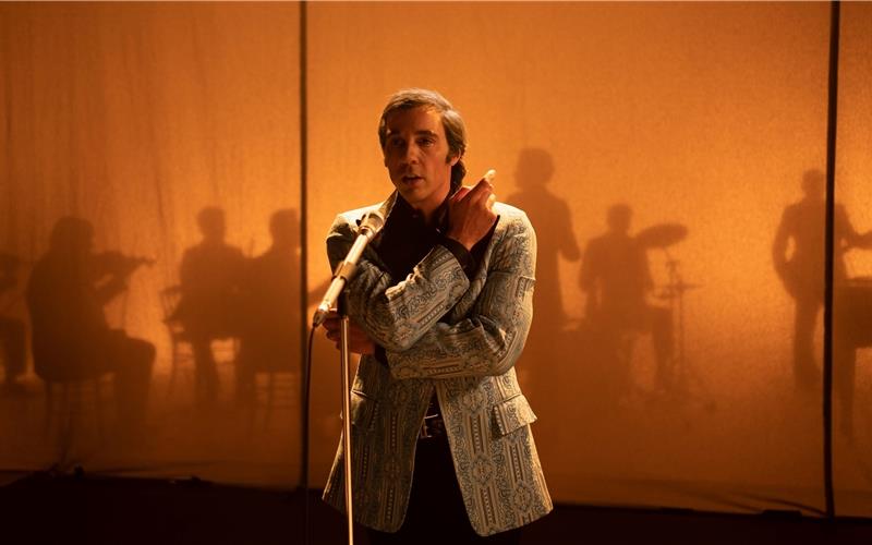 Tahar Rahim schlüpft in „Monsieur Aznavour“ in die Rolle der französischen Chanson- Legende Charles Aznavour. GB-Foto: Weltkino Filmverleih