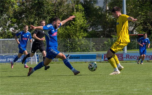 Tahir Bahadir (links) stellte mit seinen drei Toren die Weichen. GB-Foto: Eibner/Schwering