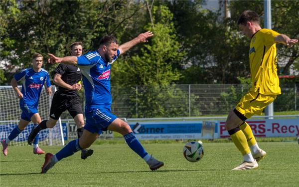 Tahir Bahadir (links) stellte mit seinen drei Toren die Weichen. GB-Foto: Eibner/Schwering