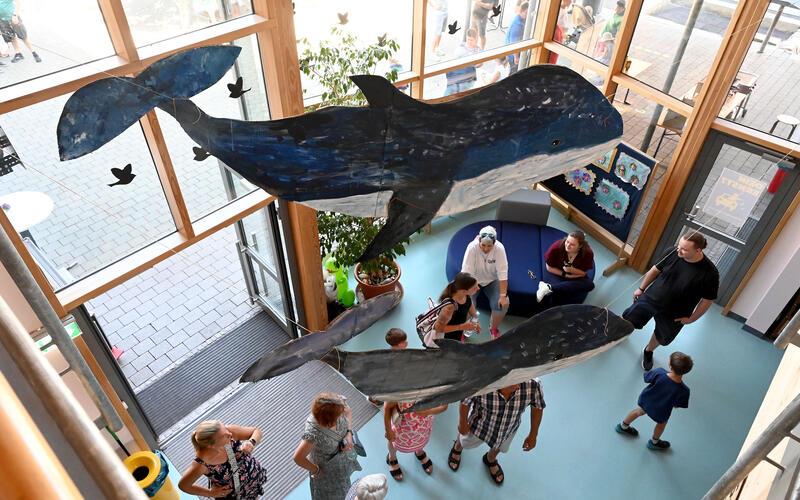 Tailfingen hat neuerdings ein Wal-Museum – jedenfalls beim Schulfest: Und gleich im Foyer hängen zwei Meeressäuger.GB-Foto: Holom