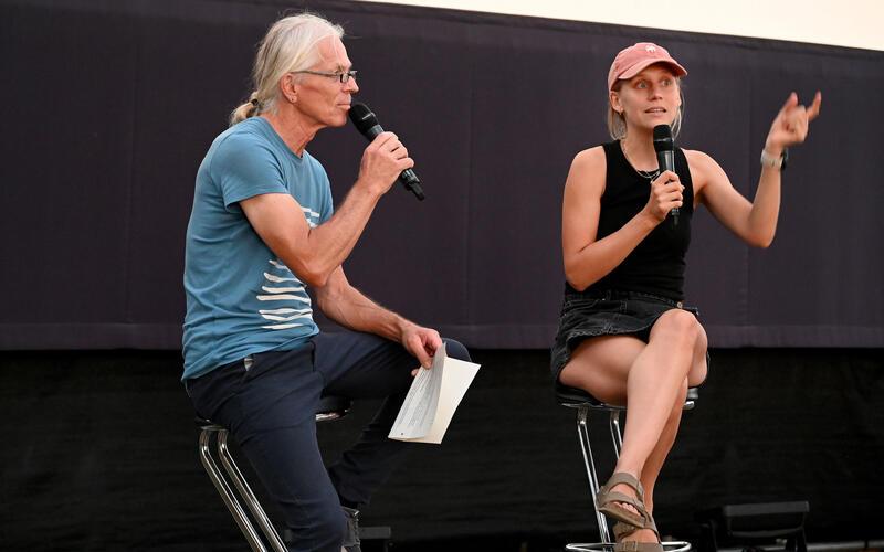 Talkabend mit Filmemacherin Wiebke Lühmann und Thomas Volkmann beim Sommernachtskino auf dem Schlossberg Herrenberg: Die junge Frau ist alleine durch Afrika geradelt, erlebte dort Höhen und Tiefen – einschließlich den härtesten Geburtstags ihres Lebens. GB-Foto: Holom