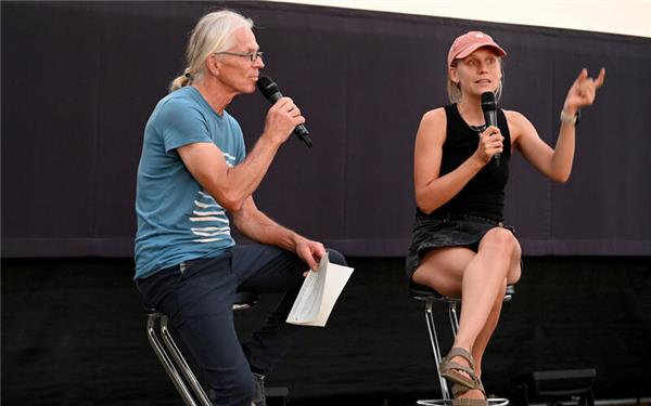 Talkabend mit Filmemacherin Wiebke Lühmann und Thomas Volkmann beim Sommernachtskino auf dem Schlossberg Herrenberg: Die junge Frau ist alleine durch Afrika geradelt, erlebte dort Höhen und Tiefen – einschließlich den härtesten Geburtstags ihres Lebens. GB-Foto: Holom