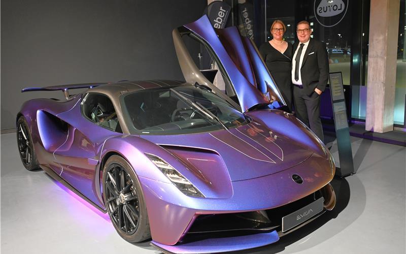 Tamara und Andreas Weeber präsentieren bei der Eröffnung ihrer Lotus-Zentrale in Böblingen mit Stolz den Evjia. Den E-Sportwagen gibt es weltweit nur 130-mal. GB-Foto: Reichert