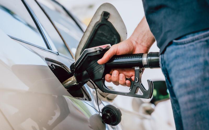 Tanken ist teuer, die NGG will dagegensteuern. GB-Foto: NGG