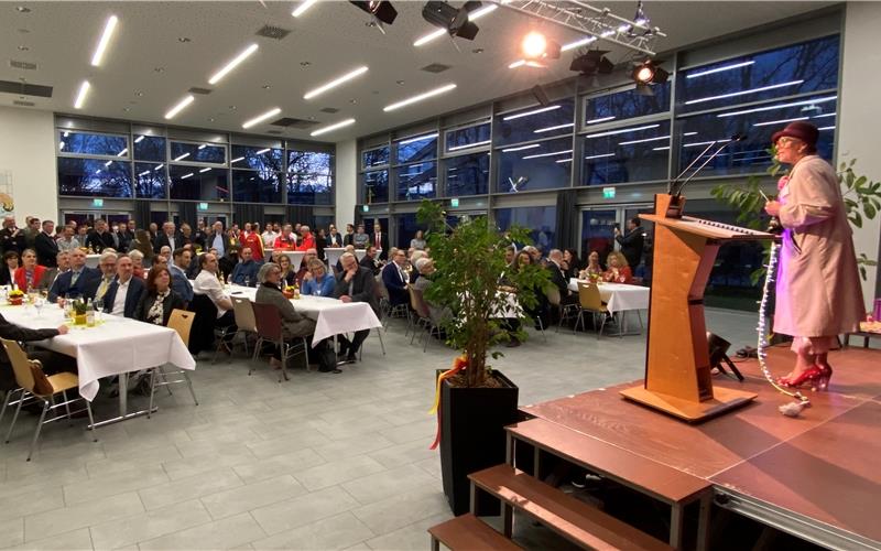 „Tante Hildegard“ (rechts) unterhielt die anwesenden Gäste in der Aula des Kaufmännischen Berufsschulzentrums. GB-Fotos: gb