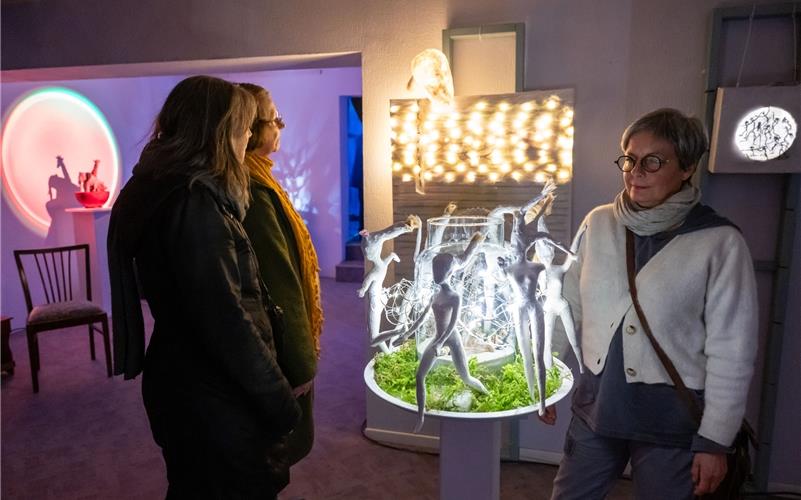 „Tanz für den Frieden“ heißt das Kunstwerk von Heidrun Hecker (rechts).GB-Foto: Vecsey