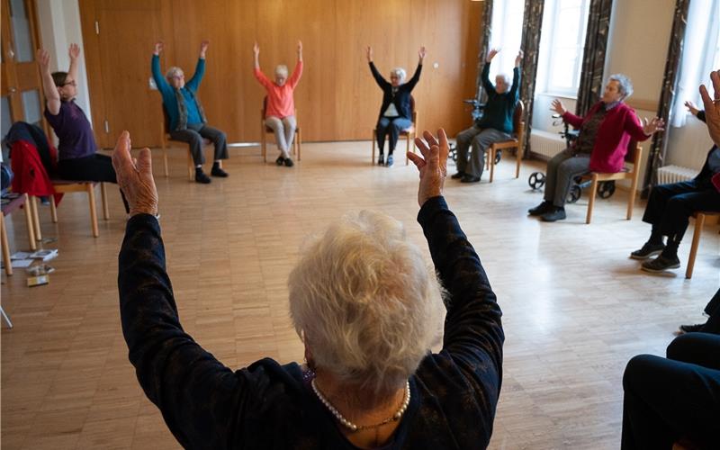Tanzen im Sitzen war angesagt für die Teilnehmerinnen des Seniorenangebots Urlaub ohne Koffer GB-Foto: Schmidt