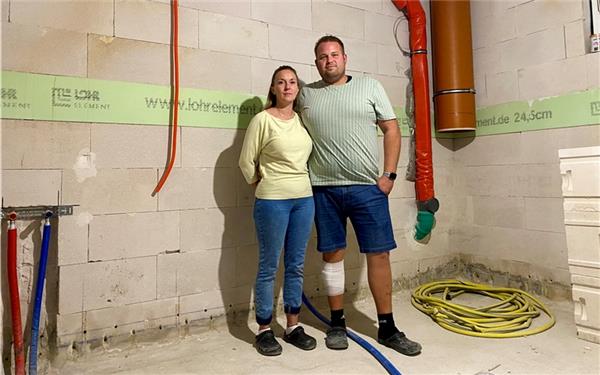 Tatjana und Tobias Schill aus Jettingen in ihrem undichten Keller. GB-Foto: gb