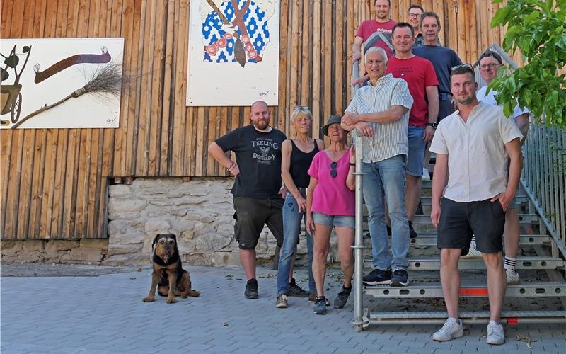 Teamwork in Altingen: Unmittelbar vor der Treppe ist ein Teil des frisch gepflasterten Platzes zu sehen, im Hintergrund das Vereinsdomizil der Narrenzunft.GB-Foto: Gokeler