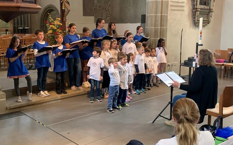 Teils gemeinsam traten der Kinder- und der Teens-Chor unter der Leitung von Monika Scheer-Liebaug in der St. Veit-Kirche in Gärtringen auf. GB-Foto: Holzapfel