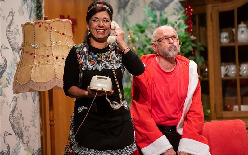 Mitten hinein in den Weihnachtswahnsinn Telefon mit Wählscheibe: Das neue Stück der Bondorfer Bühne spielt im Jahre 1974 GB-Foto: Schmidt