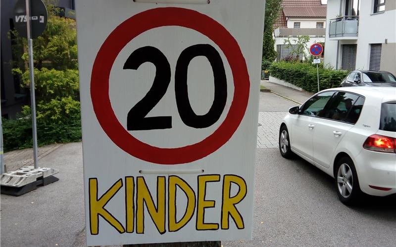 Durchfahrtsverbot soll besser durchgesetzt werden Tempo 20 gilt in der Erhardtstraße nun bei den Kitas GB-Foto: gb