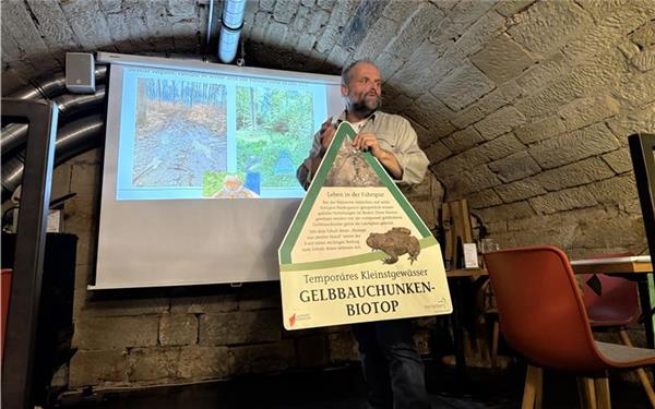 Temporäre Kleingewässer seien lebenswichtig für Amphibien, verdeutlichte Winfried Seitz. GB-Foto: OGV