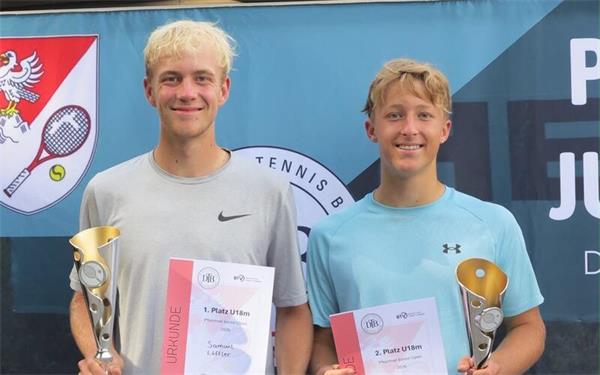 Tennis – Die beiden mit den Junioren U18 des TC Herrenberg in die Oberligastaffel aufgestiegenen Samuel Löffler und Rafael Heyd haben während ihrer Ferien erfolgreich an Turnieren teilgenommen. Auf ihrem Spielplan stand unter anderem das U-21-Nachwuchsturnier beim TC Plochingen. Dort trafen beide auf Mika Rath (TC Blau-Weiß Vaihingen-Rohr). Während Heyd diesem in seinem Auftaktmatch mit 5:7, 2:6 unterlag, zog Löffler mit 6:1, 6:2 ins Halbfinale ein, welches er mit 7:5, 6:2 gegen einen an Position drei gesetzten Spieler aus Aschaffenburg ebenfalls meisterte. Auch im Endspiel konnte sich Löffler souverän gegen den zwei Jahre jüngeren Gabriel Reinhardt vom TC Ravensburg mit 6:2, 6:2 behaupten. Von Plochingen ging es dann weiter ins Allgäu zu den Junior Open des TC Pfronten, einem Ranglistenturnier der Kategorie J3. Dort standen sich die beiden Freunde im Endspiel der Junioren U18 gegenüber. Gesetzt waren sie auf den Positionen sieben und acht, wobei Löffler die an eins und vier gesetzten Konkurrenten in je zwei Sätzen ausschaltete und Heyd sich gegen die Nummern zwei und drei durchsetzte. Das Finale entschied dann Samuel Löffler mit 6:2, 6:1 zu seinen Gunsten. tv/GB-Foto: gb