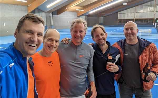 Tennis – In der Winterhallenrunde schloss das Herren-40-Team des TC Herrenberg gegen die Spvgg. Holzgerlingen auch das fünfte Hallenspiel erfolgreich ab. Allerdings unterlag Kai Wohlbold im Spitzenspiel Stefan Auch. Sein Satzgewinn war am Ende aber ausschlaggebend für das 3:3 und 7:6 nach Sätzen. Das Team TCH II hat nach dem Gruppensieg in der Kreisstaffel um eine Spielklasse aufgeschlossen. Absteiger aus der Staffelliga sind nach ihren Niederlagen gegen Böblingen der TSV Waldenbuch und gegen Doggenburg das Sindelfinger 40er-Team. Im Herrenberger Team spielten (von links) Martin Jakobs, Konrad Iffland, Matthias Marquardt, Kai Wohlbold und Christian Fitzke. Es fehlen Sven Breuling, Oliver Pudschies, Bernd Vettermann, Thomas Volkmann und Thomas Wintterle. tv/GB-Foto: gb