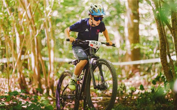 Theodor-Schüz-Realschule war beim Mountainbike-Wettbewerb in Reudern zahlreich vertreten. GB-Foto: gb