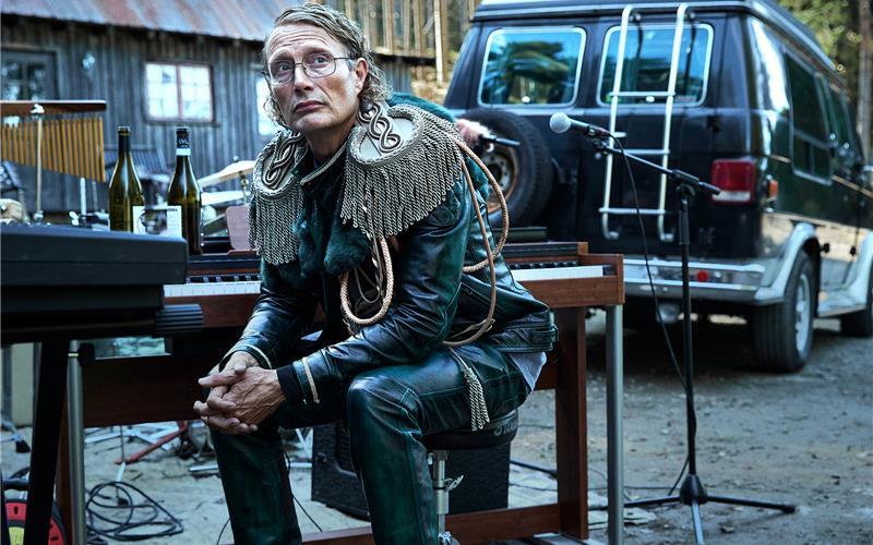 „Therapie für Wikinger“: Schwarze Komödie aus Dänemark mit Mads Mikkelsen.GB-Foto: Neue Visionen Filmverleih/Splendid Film