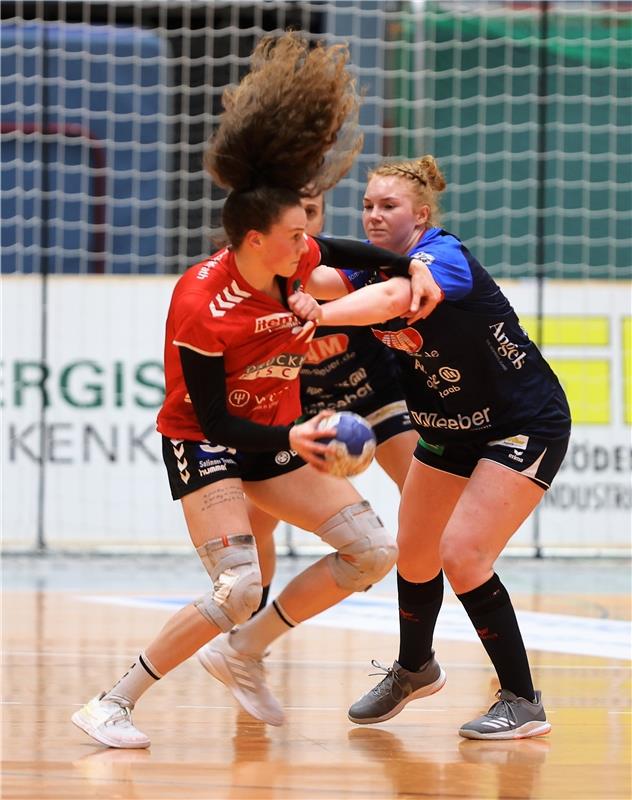 Theresa Brandt  (HSV Solingen-Gräfrath  #77) und Kerstin Foth  (SG H2Ku Herrenbe...