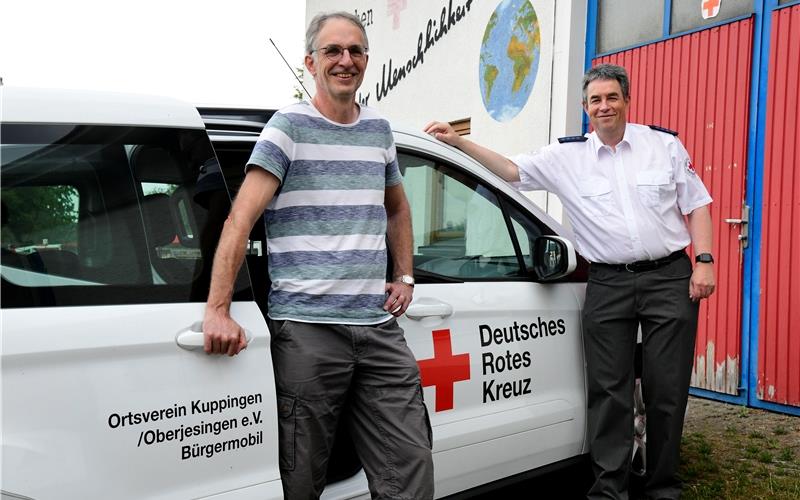 Thomas Kalenda (rechts) und Walter Bietsch fahren ehrenamtlich das Bürgermobil. GB-Foto: Holom