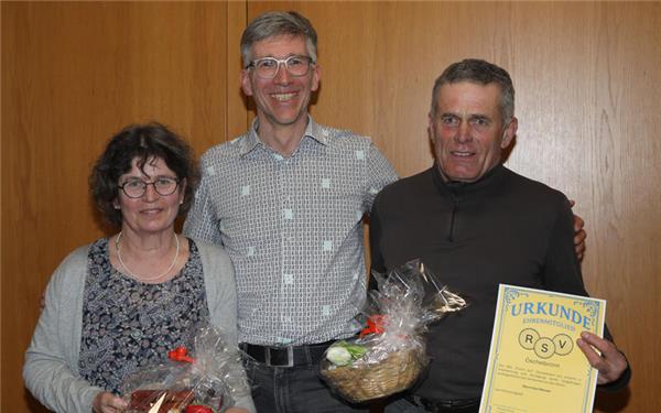 Thomas Köcher (Mitte) ernannte Karl Wörner zum Ehrenmitglied des RSV Öschelbronn und zeichnete Eleni Egeler für 50-jährige Vereinstreue aus. GB-Foto: Priestersbach