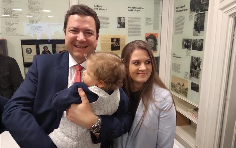 Thomas Riesch, hier mit Sohn Carl und Ehefrau Carolin, freut sich über den Wählerzuspruch bei seiner Wiederwahl als Gärtringens Bürgermeister. GB-Foto: gb