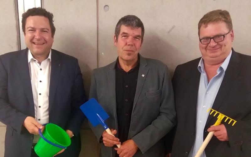 Thomas Riesch (links) verabschiedete Gert Gaebele (Mitte). Neuer Bauamtsleiter wird Friedemann Erbele (rechts). GB-Foto: gb