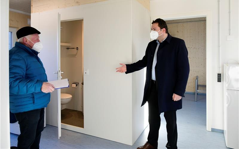 Thomas Riesch (rechts) und Rolf Gutekunst präsentieren eine Wohnung mit dem 2,25 Quadratmeter großen Bad. GB-Fotos: Holom