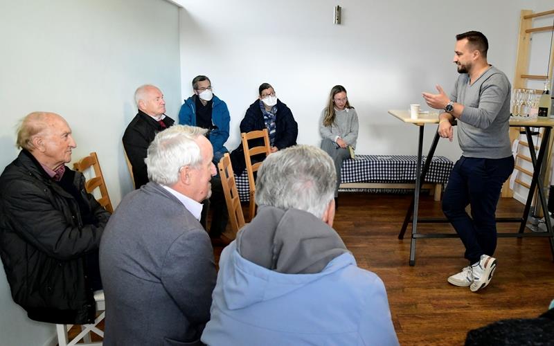 Thomas Werner (stehend) im Austausch mit interessierten Bürgern und potenziellen Wählern. GB-Foto: Holom