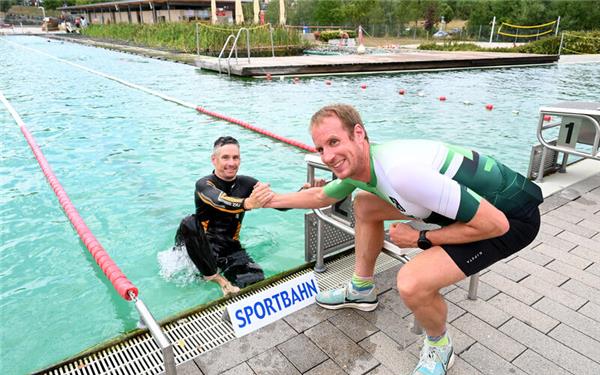 Thorsten Mikolaizak (links) wird bei seinen Übungseinheiten im Herrenberger Naturfreibad von seinem Staffel-Teamkollegen Christian Burkhardt unterstützt. GB-Foto: Holom