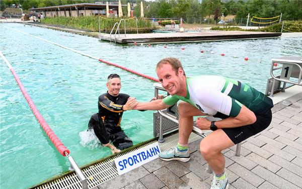 Thorsten Mikolaizak (links) wird bei seinen Übungseinheiten im Herrenberger Naturfreibad von seinem Staffel-Teamkollegen Christian Burkhardt unterstützt. GB-Foto: Holom