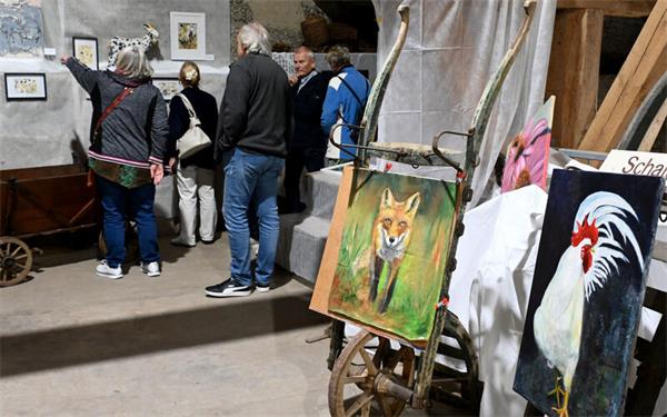 „Tierisch gut“, diese Ausstellung in der Poltringer Schlossscheuer.GB-Foto: Holom