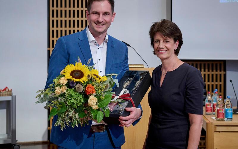 Tim Deininger geht aus der Wahl im Gemeinderat Fellbach als klarer Sieger hervor. Oberbürgermeisterin Gabriele Zull freut sich mit ihrem künftigen Ersten Bürgermeister.GB-Foto:Peter D. Hartung