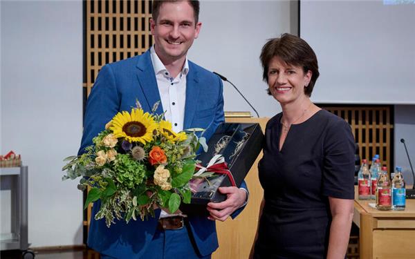 Tim Deininger geht aus der Wahl im Gemeinderat Fellbach als klarer Sieger hervor. Oberbürgermeisterin Gabriele Zull freut sich mit ihrem künftigen Ersten Bürgermeister.GB-Foto:Peter D. Hartung