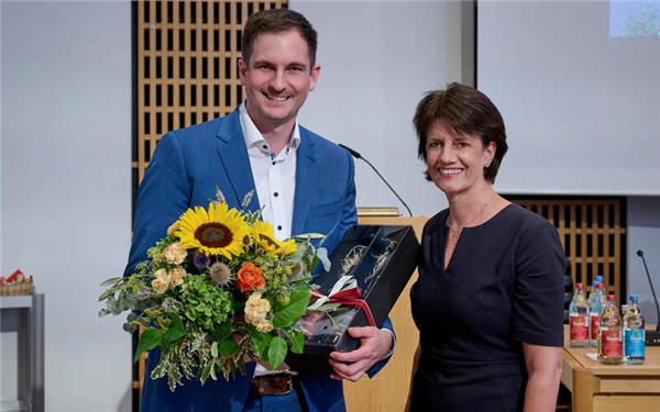 Tim Deininger geht aus der Wahl im Gemeinderat Fellbach als klarer Sieger hervor. Oberbürgermeisterin Gabriele Zull freut sich mit ihrem künftigen Ersten Bürgermeister.GB-Foto:Peter D. Hartung
