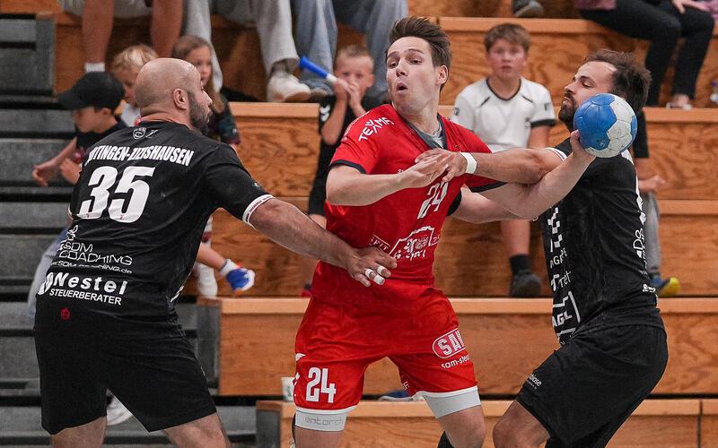 Tim Frommer (Mitte) kommt unter Bedrängnis zum Abschluss. GB-Foto: Eibner/Daniele La Rocca