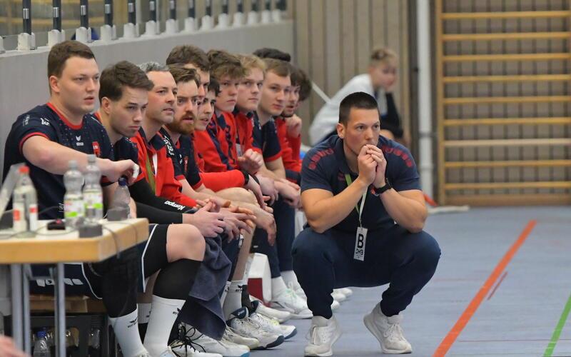 Tim Gauß (rechts) vor der SG-Bank: „Sollte der Gegner schwächeln, müssen wir da sein!“GB-Foto: Gebhardt